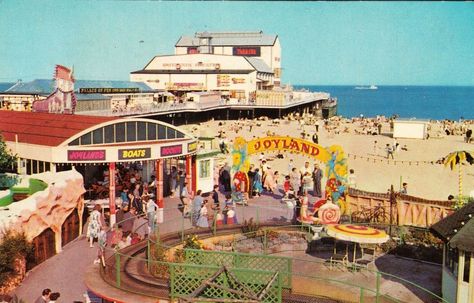 Great Yarmouth - Joyland & Britannia Pier (early 1960s) Norfolk England, City Island, British Seaside, Great Yarmouth, Days Out, Vintage Postcards, Old Pictures, Norfolk, Great Britain