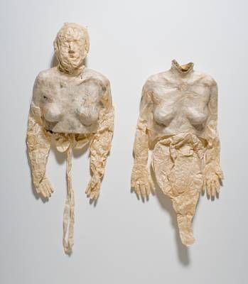 Kiki Smith, Cuerpos duros blandos (1992) Materiales: papel y papel maché. Medidas: izda (200,7 x 40,6 x 32 cm) dcha (96,52 x 48,26 x 17,78 cm) Kiki Smith, Pierre Bonnard, Textile Sculpture, Edvard Munch, 3d Studio, A Level Art, Sculpture Installation, Figurative Sculpture, Soft Sculpture