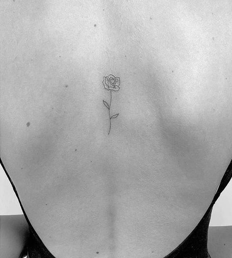 Rose Back Tattoo, Flower Back Tattoo, Back Tattoo For Women, Rose Tattoo Placement, Rose Minimalist, Rose Tattoo On Back, Tatoo Dog, Rose Tattoos For Women, Small Rose Tattoo