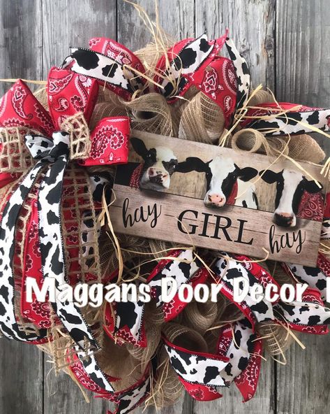 Country Front Door, Western Wreaths, American Wreath, Deco Mesh Wreaths Diy, Cottage Wreath, Farmhouse Crafts, Mesh Wreath Diy, Red Wreath, Country Wreaths