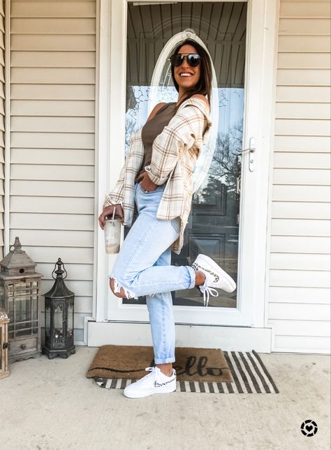 Light Colored Jeans Outfit Winter, Winter Ripped Jeans Outfit, Ripped Jean Jacket Outfit, Light Ripped Jeans Outfit, Light Color Jeans Outfit, Light Wash Ripped Jeans Outfit, Casual Ripped Jeans Outfit, Light Wash Jeans Outfit Spring, Light Blue Jeans Outfit Women