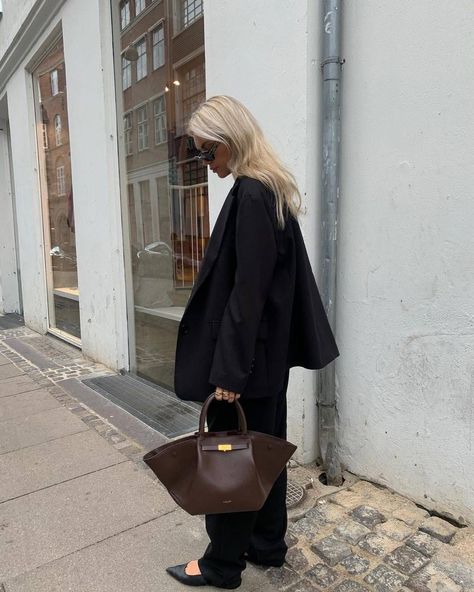 Demellier New York Bag, Demellier Bags Outfit, Demellier Bag, Demellier Bags, London Bag, Work Dress Code, Purse Outfit, Envy Clothing, All Black Fashion