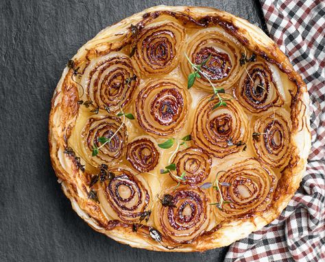 Onion Tarte Tatin Jamie Oliver, Gallete Recipe, Onion Tarte Tatin, Onion Tarte, Salty Tart, Tarte Tatin Recipe, Caramelised Onion Tart, Tartlets Recipe, Onion Pie