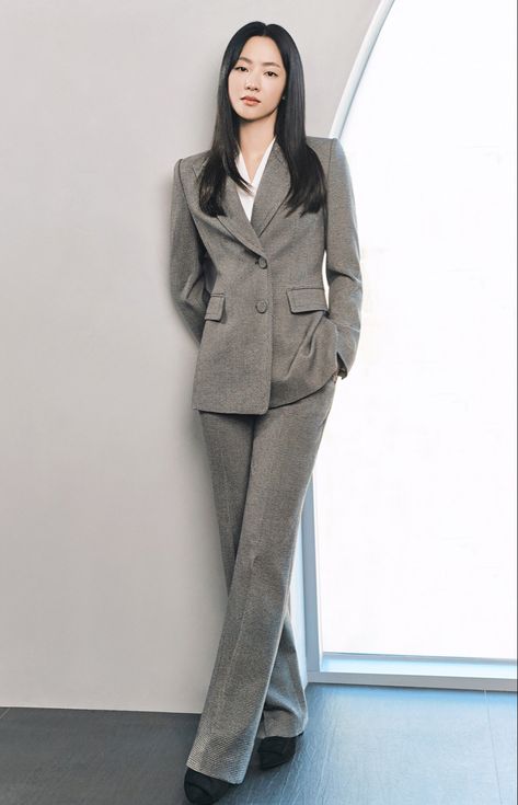 Suits For Women Professional, Tomboy Formal Outfits, Professional Office Outfit, Office Wear For Women, Jeon Yeobeen, 90s Street Style, Stylish Office Wear, Smart Casual Women Outfits, Business Dress Women