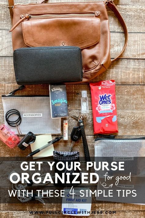 Get your purse organized with these 4 simple tips. Tips that really work and will actually help you get your purse organized and keep it that way for good! Purse Organization Ideas, Small Purse Essentials, Purse Hacks, Organized Purse, Note Pen, Office Organization At Work, Inside My Bag, Purse Essentials, Handbag Essentials