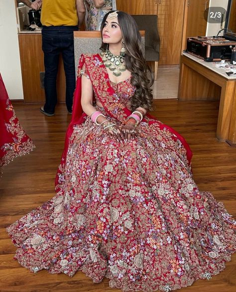 Reception Look Bride Indian Lehenga, Indian Bride Dresses, Bridal Hairstyle Indian Wedding, Latest Bridal Lehenga, Desi Wedding Dresses, Indian Bridal Photos, Anamika Khanna, Indian Bride Outfits, Indian Bridal Lehenga