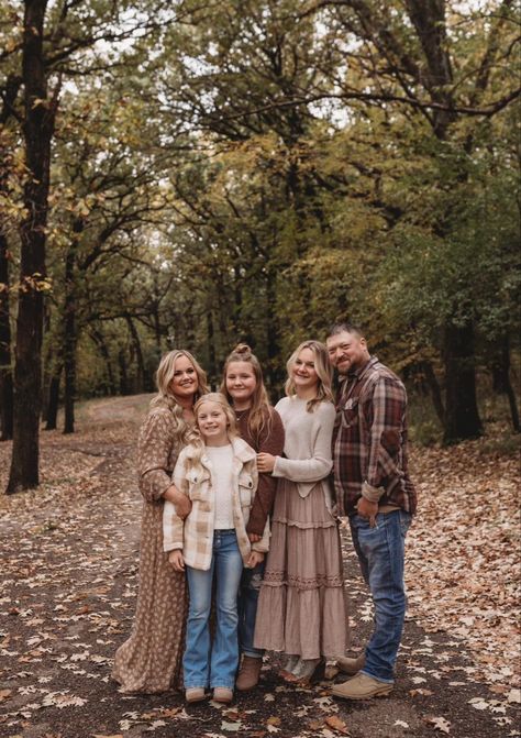 Large Family Picture Ideas, Large Family Photo Poses Outdoor, Fall Family Photos Adult Children, Family Photo Adult Children, Family Fall Photoshoot Older Kids, Family Picture Poses For 6 People, Whimsical Family Photoshoot, Fall Photoshoot Color Scheme, Family Photoshoot Adults