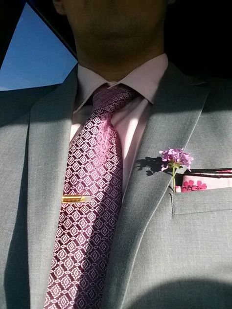 Pink Tie Suit Men, Pink Tie Outfit Men, Gray Suit Pink Tie, Pink Tie Suit, Grey And Pink Suit, Grey Suit Pink Shirt, Grey Suit Pink Tie, Suit With Pink Tie, Tie Outfits Men