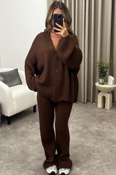 Fall Sets Outfit, Old Money Lounge Wear, Fall Set Outfit, Brown Loungewear, Knit Pants Outfit, Lounge Set Outfit, Cosy Outfits, Winter Lounge Wear, Lounge Wear Outfit