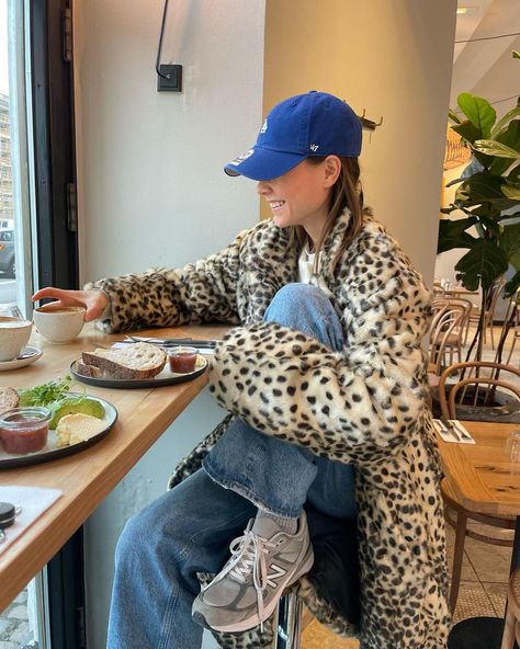 LUNA ISABELLA (@lunaisabellaa) • Instagram photos and videos Leopard Jacket Outfit, Leopard Coat Outfit, Chick Outfit, Fur Coat Outfit, Spring Wardrobe Essentials, Sneakers New Balance, Leopard Print Sneakers, Pastel Outfit, Coat Outfit