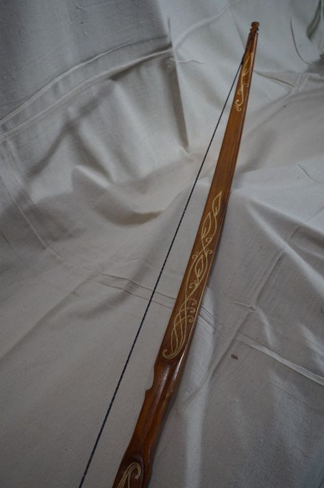 Another superb Elven Bow by Grayvn Bows. This is the Elven Army Bow. Powerful and robust. Made from premium hickory and beautifully hand-painted. Elven Bow, Native American Bow, Mounted Archery, Leather Quiver, Archery Gear, Bow Quiver, Carbon Arrows, Archery Target, Archery Bows