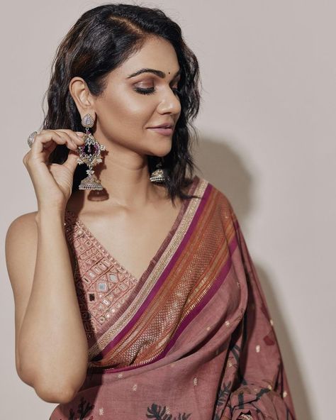 Allu Sneha Reddy, Archana Jaju, Paithani Blouse Design, Sneha Reddy, Paithani Blouse, Saree Paithani, Long Diamond Earrings, Jewelry Room, Saree Styling