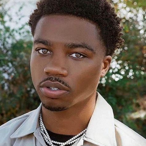 Roddy Ricch, Rapper Wallpaper Iphone, Cute Lockscreens, Black Legends, Dark Skin Boys, Dark Skin Men, Cute Black Guys, Man Crush Everyday, Cute Rappers