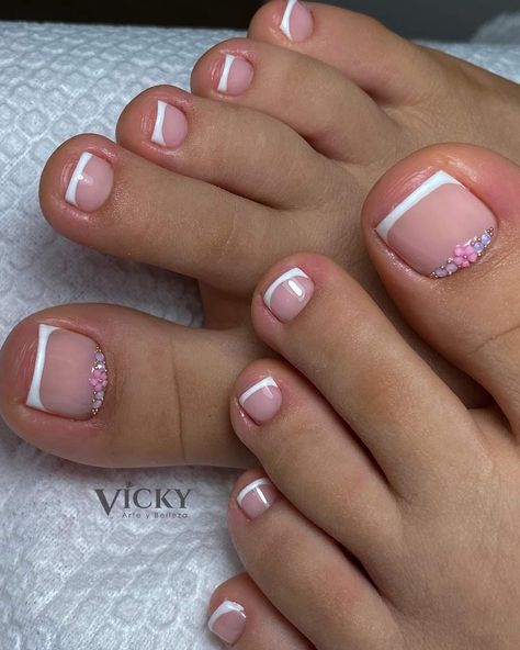 Footnail Design, Ideas De Pedicure, Floral Toe Nail Designs, Nails Pies, French Toe Nails, Glitter Toe Nails, Simple Toe Nails, French Pedicure, Acrylic Toe Nails