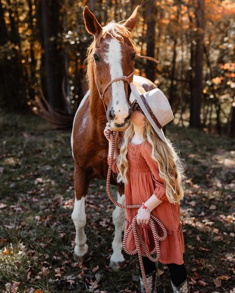 🍂🍁Such a beautiful family and a perfect fall day! Fall Family Photos With Horses, Family Photo Shoot With Horses, Horse Family Photoshoot, Horse Photoshoot Ideas, Perfect Fall Day, Insta Account, Fall Family Photos, Fall Day, Horse Photos