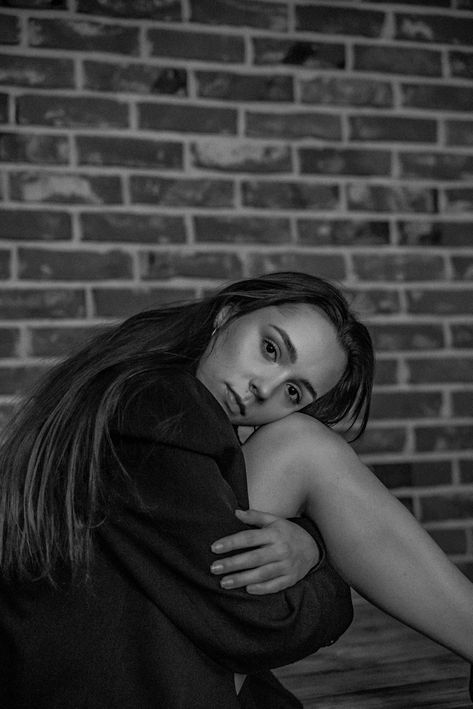 Brick Wall Headshots, Brick Wall Portraits, Brick Wall Photoshoot Ideas, Brick Wall Photoshoot, Esthetics Photos, Living Room Photoshoot, Happiness Photoshoot, Cute Modeling Poses, Modelling Ideas