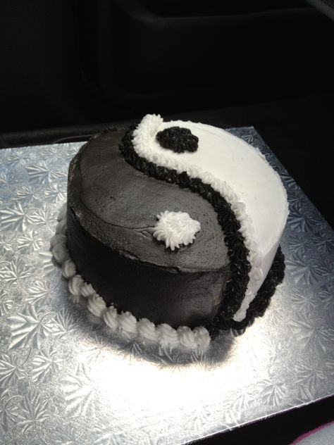 Ying Yang Cake, Japan Exhibition, Ying And Yang, Ying Yang, Cake Decor, Elopement Inspiration, Taekwondo, Party Cakes, Yin Yang