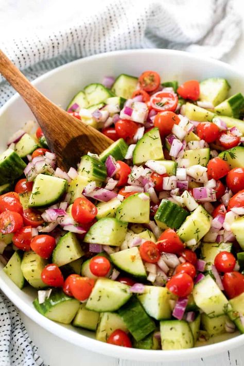 Cucumber Tomato Salad is a super simple healthy salad that packs a punch of flavor. You'll love the delicious lemon dill dressing! Dill Salad Recipe, Tomato And Onion Salad, Salad Appetizer Cups, Tomato Salad Recipe, Cherry Tomato Salad, Italian Beef Sandwiches, Tomato Salad Recipes, Beef Sandwiches, Resep Salad