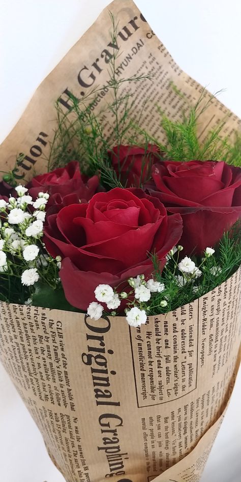 Newspaper Flower Bouquet, Red Newspaper, Flowers Roses Red, Newspaper Flowers, Bouquet Roses, Roses Red, Newspaper, Flowers Bouquet, Burlap Bag