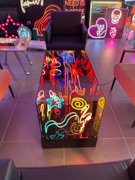 Neon Table, Graffiti Bedroom, Paracord Watch, Led Lighting Diy, Laser Engraved Ideas, Retro Room, Restaurant Lounge, Boy Decor, Neon Design