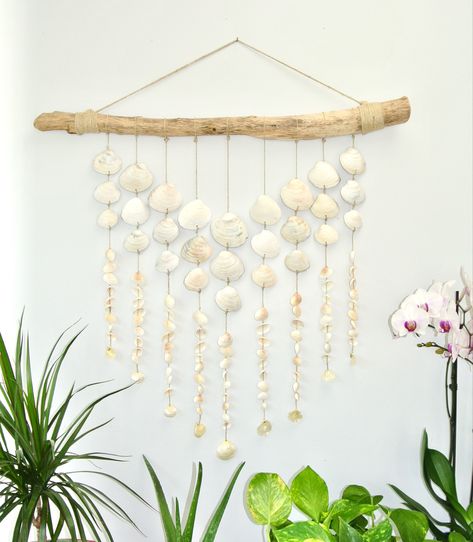 Hndcrafted coastal decor Wall hanging Shell Wall Hanging, Beach Wall Hanging, Seashell Wind Chimes, Painted Driftwood, Driftwood Art Diy, Art Coquillage, Seashell Wall Art, Shell Decorations, Seashell Painting