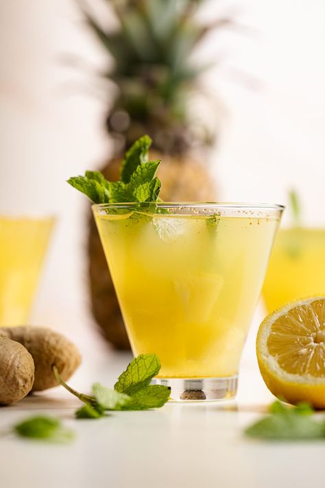 Turmeric Lemonade, Pineapple Ginger, Ginger Lemonade, Pineapple Mint, Pineapple Water, Turmeric Health Benefits, Summertime Drinks, Juice Diet, Ginger Turmeric