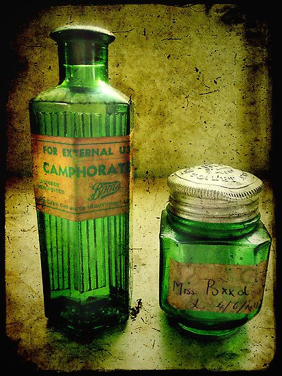 Vintage Medicine, Vintage Jars, Apothecary Bottles, Medicine Bottles, Green Bottle, Green Collection, Antique Bottles, Vintage Bottles, Old Bottles