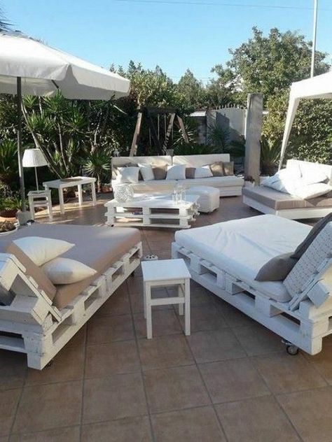 Tropische tuin ideeën: 15x reissfeer in je achtertuin Pallet Bed Outdoor, Ideas Con Palets Jardin Patio, Palette Garden, Pallet Lounge, Pallet Garden Furniture, Pallet Patio Furniture, Pallet Patio, Pallet Outdoor, Pallet Garden