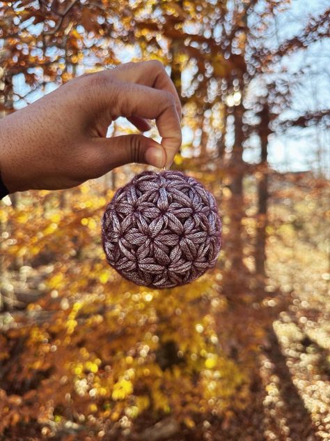 Transform your space with beautiful jasmine stitch ornaments! This step-by-step tutorial guides you through creating stunning decorations that enhance any room. Perfect for DIY enthusiasts, this project combines creativity and elegance. Ideal for both beginners and experienced crafters, let's get started on this delightful journey of making unique ornaments that reflect your personal style! Crochet Gift Patterns Free, Crochet Wristlet Keychain, Crochet Ornaments Free Pattern, Crochet Wristlet, Christmas Sewing Patterns, Stitch Head, Crochet Christmas Ornaments Free, Crochet Ornament Patterns, Crochet Ball