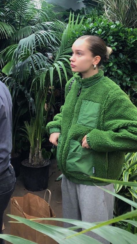 Cropped Fleece Outfit, Green Outfit Aesthetic Winter, Green Gray Outfit, Green Fleece Jacket Outfit, Green Sherpa Jacket Outfit, Green Fleece Outfit, Green Teddy Coat Outfit, Green Hoodie Outfit Men, Polar Outfit