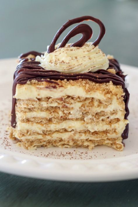 A delicious no bake layer cake with graham crackers, vanilla pudding cream, topped with chocolate. Graham Cracker Dessert, Cracker Cake, Graham Cracker Cake, No Bake Eclair Cake, Cream Cracker, Eclair Cake Recipes, Cracker Dessert, Cream Crackers, Biscuits Graham