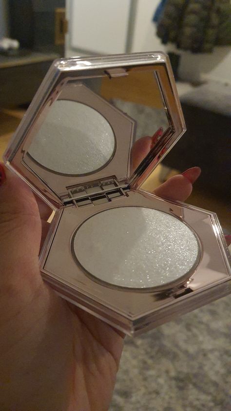 Aesthetic Expensive, Fenty Beauty Highlighter, Diamond Veil, Aesthetic Grwm, 90s Makeup Look, Stargirl Aesthetic, Expensive Makeup, 90s Makeup, Makeup List