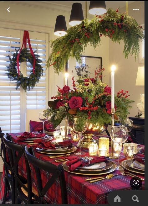 Christmas Table Chandelier, Ralph Lauren Christmas Table, Traditional Christmas Tablescape, Christmas Buffet Decor, Tartan Christmas Table, Christmas Dinner Table Decorations, Dinner Table Decorations, Christmas Dining Decor, Aesthetic Christmas Tree