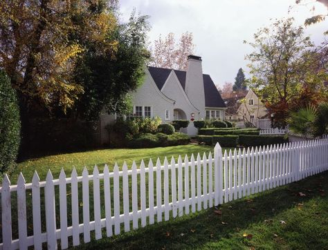 cheap fence ideas Cheap Fence Ideas, Garden Dividers, Backyard Area, Cheap Fence, Types Of Fences, Fence Styles, Best Paint, White Picket Fence, Modern Style Homes