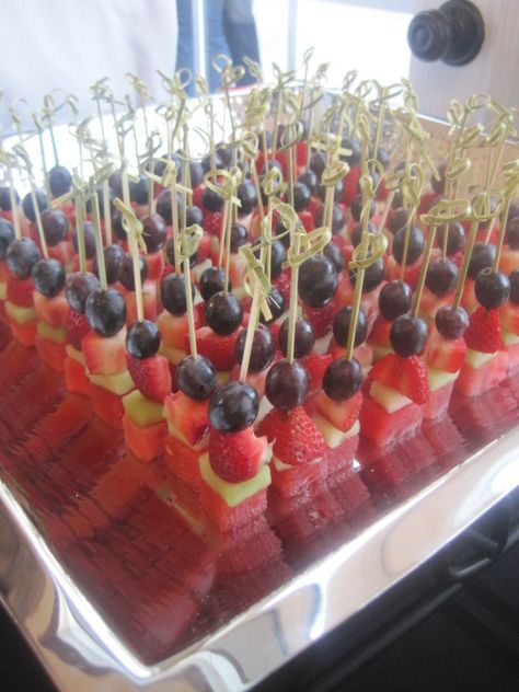 Standing fruit skewers-blueberries, kiwi, strawberries, pineapple? grapes? Fruits Decoration, Fruit Skewers, Fruit Displays, Fruit Kabobs, Fruit Arrangements, Shower Food, Fruit Tray, Food Display, Fruit Platter