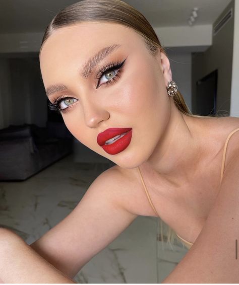 Parisian Glam, Bridal Makeup Red Lips, Amelie Zilber, Gold Makeup Looks, Classy Makeup, Prom Eye Makeup, Red Lip Makeup, Red Makeup, Glam Makeup Look