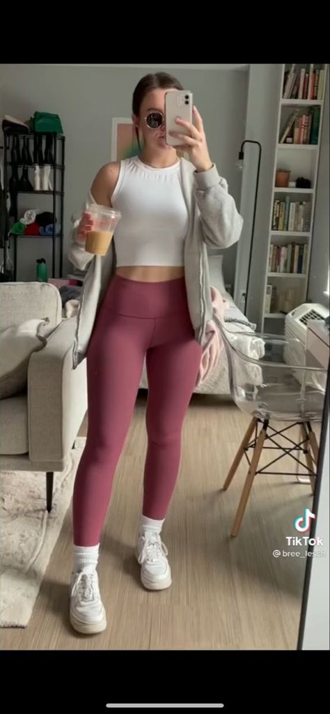 Workout Tights Outfit Casual, Styling Colored Leggings, Berry Leggings Outfit, Leggings Outfit Colorful, Gym Tights Outfit Casual, Colored Legging Outfits, What To Wear With Pink Leggings, How To Style Colored Leggings, Maroon Leggings Outfit Casual