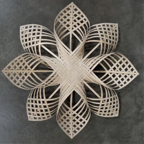 Diy Christmas Snowflakes, Crafts To Do When Your Bored, Paper Christmas Ornaments, Paper Craft Diy Projects, Woven Wood, The Natural World, Paper Art Craft, Paper Stars, Paper Christmas