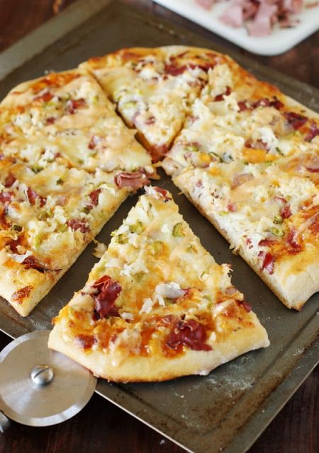 Reuben Pizza ~ enjoy the wonderful flavors of the classic-favorite sandwich in scrumptious pizza form! Irish Pizza Recipe, Ruben Pizza, Rueben Pizza, Reuben Pizza, Reuben Recipe, Mushroom Pizza Recipes, Polish Foods, White Pizza Recipes, Pizza Calzone