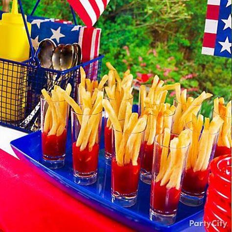 French Fry shots.. Love this idea, perfect porportion Party Food On A Budget, American Party, Budget Party, Fourth Of July Food, Barbecue Party, Birthday Party Food, 4th Of July Decorations, Buffet Food, Bbq Party