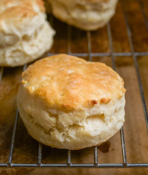 Biscuit Recipe No Buttermilk, Homemade Buiscits Recipes, Small Biscuit Recipe, Small Batch Biscuits, Biscuit Recipe For Two, Gravy Homemade, Breakfast Biscuit Recipe, Best Homemade Biscuits, Jam Butter