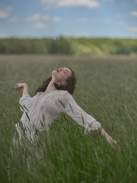 -P I N T E R E S T//DearAutumn- Nature Photoshoot, Pose Fotografi, Metal Welding, Foto Art, Trik Fotografi, Natural Beauty Tips, Nature Girl, 인물 사진, The Grass