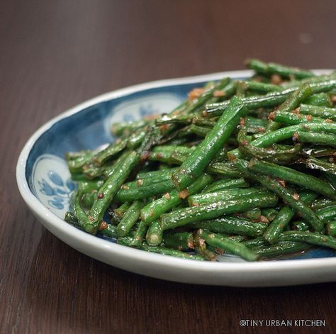 Crispy Stir fried long beans with garlic!                              … Chinese Long Beans, Long Beans, Wok Recipes, Dorm Food, String Beans, Fried Green Beans, Chinese Vegetables, Long Bean, Chinese Green