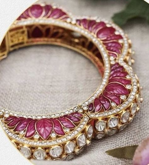 Polki Pacheli Bangles, Traditional Jewelry Rajasthani, Polki Bangles, Indian Wedding Jewelry Sets, Bridal Necklace Designs, Diamond Pendants Designs, Bridal Jewelry Vintage, Antique Jewellery Designs, Gold Necklace Indian Bridal Jewelry