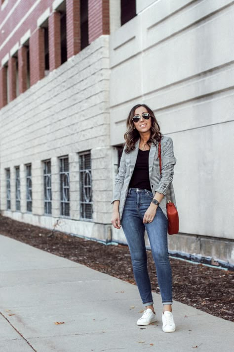 Blazer And Sneakers Outfit, Blazer And Jeans Outfit, White Tennis Shoes Outfit, Blazer Ideas, Plaid Blazer Outfit, Blazer And Jeans, Tennis Shoe Outfits Summer, Blazer Look, Casual Tennis Shoes