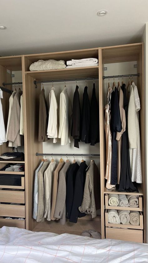 Wooden Wardrobe Ideas, Best Workout Clothes, Creating A Capsule Wardrobe, Modern Dressing Room, Wardrobe Revamp, Walking Closet, Closet Design Layout, Wardrobe Organisation, Wardrobe Room