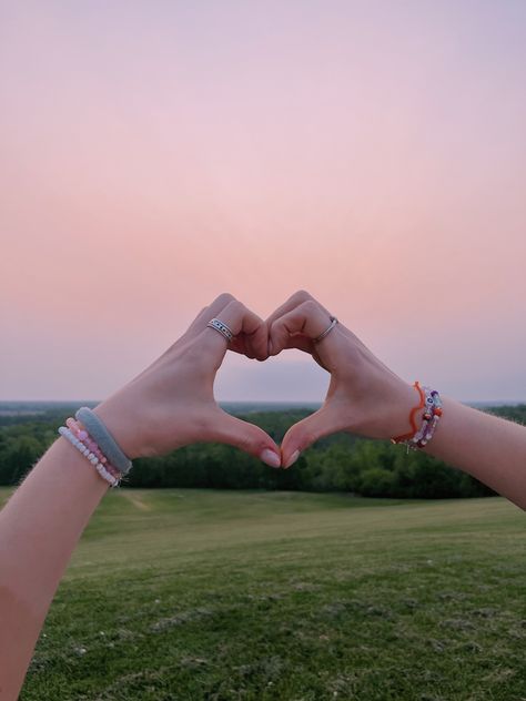 Picture Ideas Aesthetic, Cruise Photography, Aesthetic Friendship, Summer Camp Aesthetic, Bracelets Aesthetic, Camping Aesthetic, Jenny Han, I Believe In Pink, Friend Bracelets