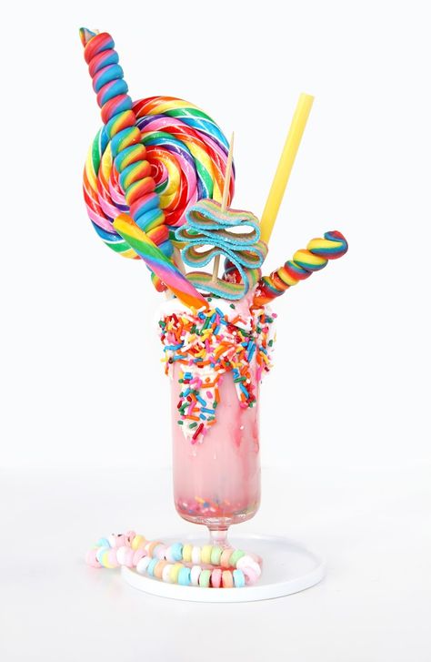 Lollipop Ideas, Monster Milkshakes, Crazy Shakes, Rainbow Food, Milkshake Recipes, Milk Shakes, Vegetable Drinks, Cute Desserts, Food Trends