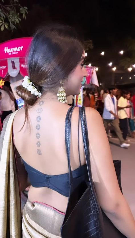 Simple Saree Designs, Backless Blouse Designs, Regular People, Fashionable Saree Blouse Designs, Saree Poses, Fancy Sarees Party Wear, Casual Indian Fashion, Desi Fashion Casual, Simple Sarees