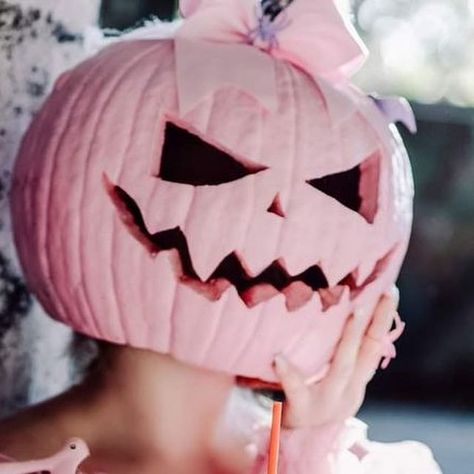 Pink Halloween Pfp, Pink Aesthetic Halloween, Halloween Pink Aesthetic, Pink Love Aesthetic, Pink Halloween Aesthetic, Pink Vintage Aesthetic, Fall Apps, Pink Halloween Costumes, Halloween Balloons Decorations